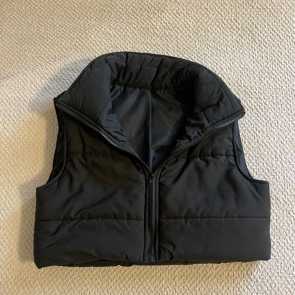 Cropped black puffer vest